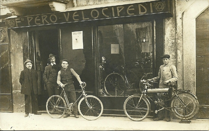 1906 F.lli Pero Velocipedi Giuseppe Pero 1 a sx e Carlo Pero con bici da corsa. Cso Cavour dopo banca verso la piazza.jpg