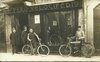 1906 F.lli Pero Velocipedi Giuseppe Pero 1 a sx e Carlo Pero con bici da corsa. Cso Cavour dopo banca verso la piazza.jpg