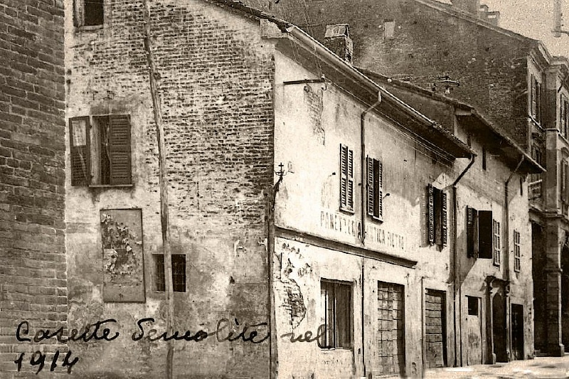 1914 Chiesa S Lorenzo Vista dall'uscita con in fondo a sx il municipio.jpg