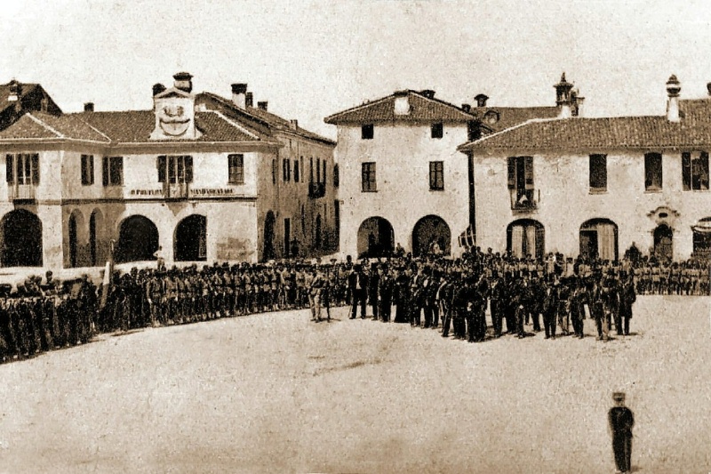 1917 Piazza Silvabella Adunata militare.JPG