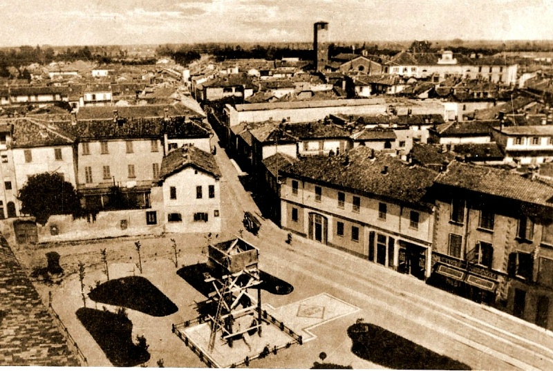 1920 Piazza Carlo Alberto e monumento ai caduti in costruzione.JPG