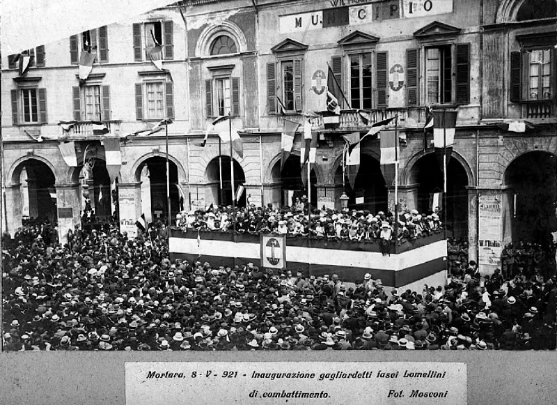1921 Municipio - Mussolini inaugura i gagliardetti dei fasci lomellini.jpg