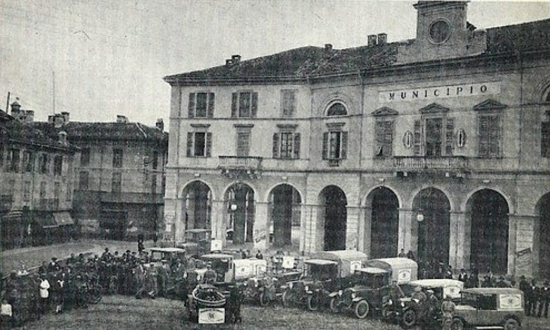 1933 Municipio raduno auto.jpg