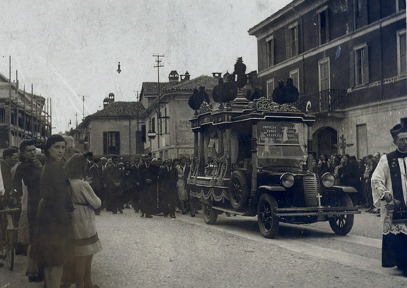 1938 Funerale in via Roma di fronte ai Carabinieri Reali  carro funebre ditta Flli PERO.jpg