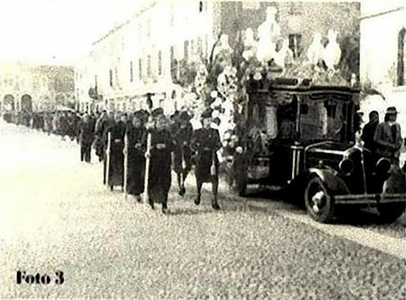 1940 Funerale in C.so Garibaldi  Notare il carro funebre della Societ di Mutuo Soccorso.jpg