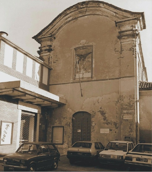 1975 Piazza San Cassiano con il cinema Palestra e la Sede della Societ Costanza.jpg