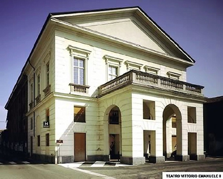 2002 Piazza del Teatro.jpg