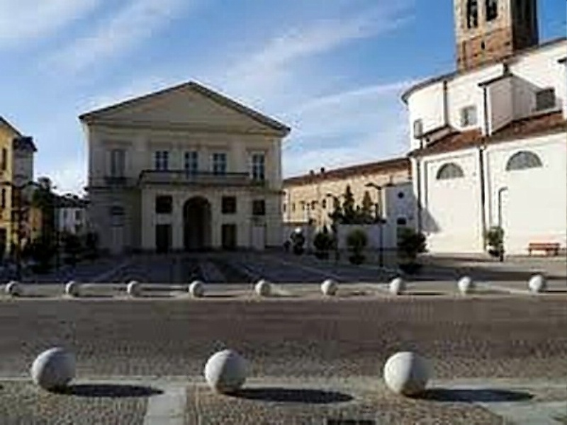 2012 Piazza del Teatro a.jpg