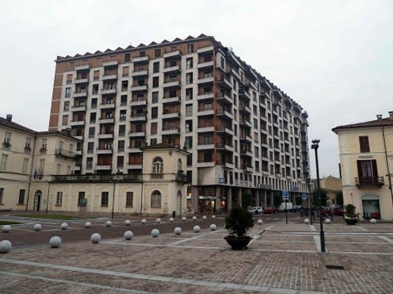 2012 Piazza del Teatro vista su palazzo Edra.jpg