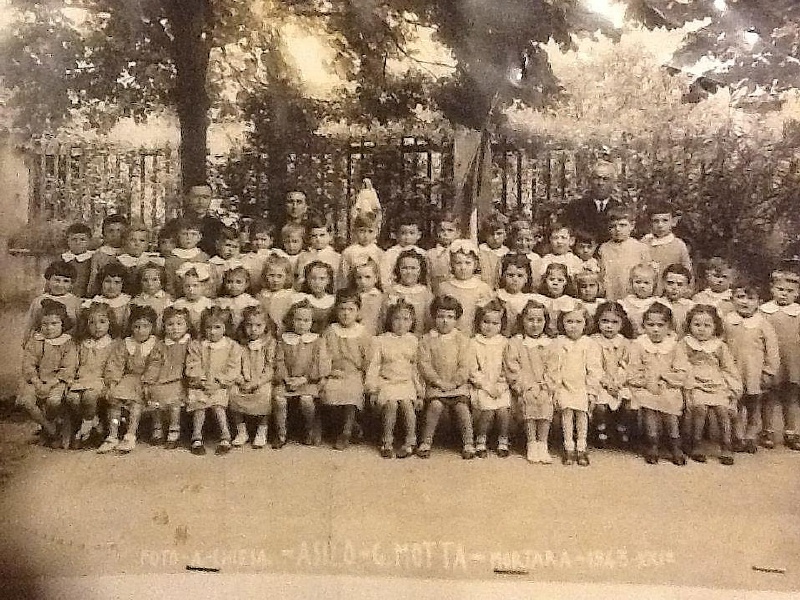 1943 Asilo Motta  foto di gruppo.jpg