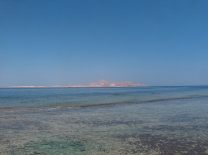 h Isola di Tiran vista dalla spiaggia.JPG